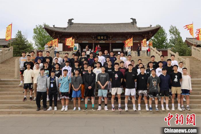 比賽結(jié)束后，兩岸學(xué)生參訪高平炎帝陵?！≈鬓k方供圖