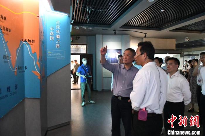 圖為蔡達峰一行在合浦漢代文化博物館考察?！×趾?攝
