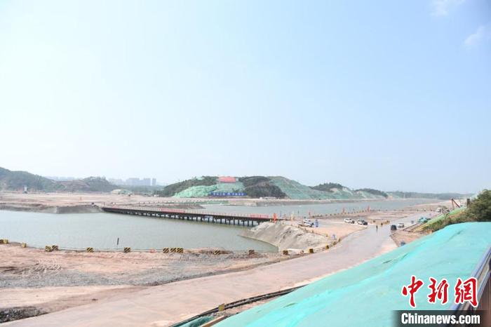 圖為平陸運河青年樞紐工程項目現(xiàn)場?！×趾?攝