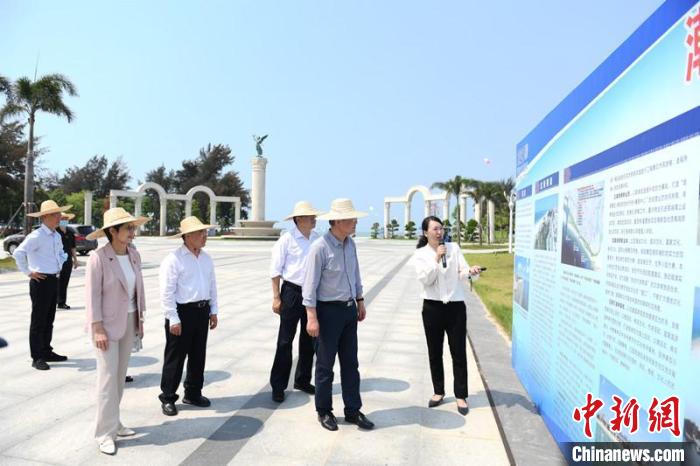 圖為蔡達峰一行了解北海銀灘景區(qū)改造提升工程情況?！×趾?攝
