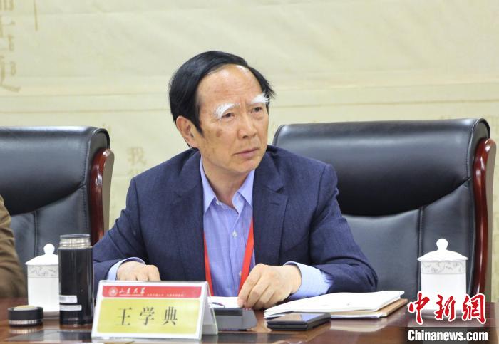 山東大學(xué)儒學(xué)高等研究院執(zhí)行院長、《文史哲》雜志主編王學(xué)典主持首場主題發(fā)言?！≮w曉 攝