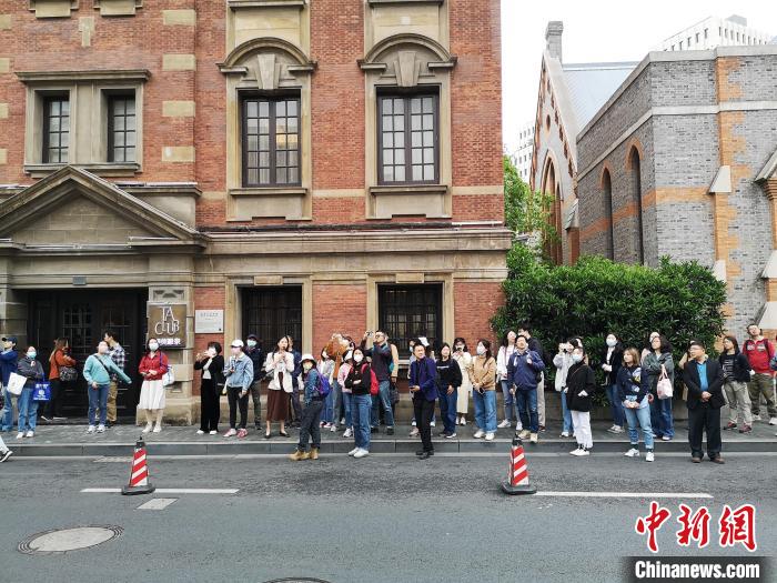 新階層人士走讀“外灘源”?！》队畋?攝