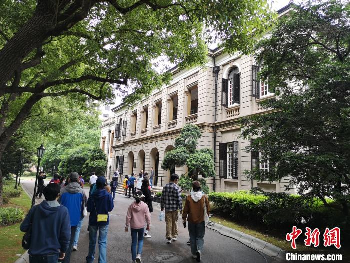 新階層人士參觀英國(guó)駐滬領(lǐng)事館?！》队畋?攝