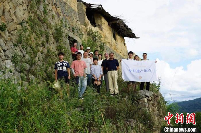 杜曉帆與該中心教師團(tuán)隊(duì)調(diào)研足跡遍布全中國各省市800多個(gè)城鄉(xiāng)聚落、文化景觀等。　復(fù)旦大學(xué)國土與文化資源研究中心供圖