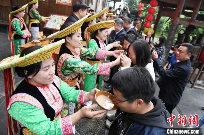 楓香瑤寨村民用攔門(mén)酒熱情迎接客人?！钊A峰 攝