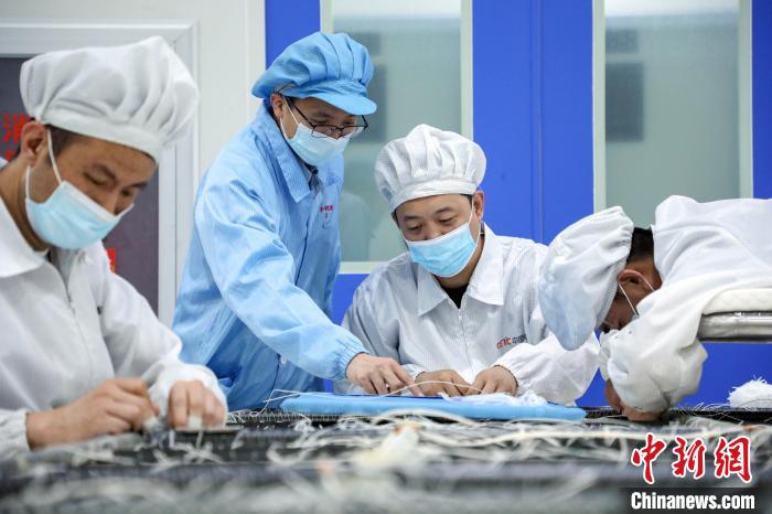 中國電科研究人員開展半剛性太陽電池陣相關(guān)研究測試?！≈袊娍?供圖