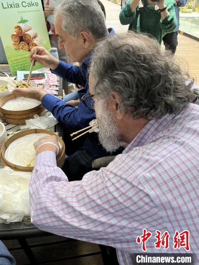 外交官們體驗(yàn)做立夏餅。　華東師范大學(xué)供圖