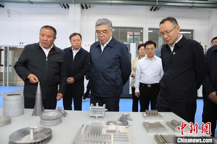 民進(jìn)中央常務(wù)副主席朱永新率調(diào)研組赴四川開展重點(diǎn)考察調(diào)研。圖為在四川工程職業(yè)技術(shù)學(xué)院考察調(diào)研?！∶襁M(jìn)中央供圖