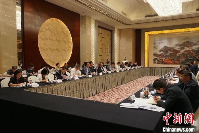 民進(jìn)中央主席蔡達(dá)峰近日率調(diào)研組赴江蘇開展重點(diǎn)考察調(diào)研。圖為在調(diào)研座談會現(xiàn)場?！∶襁M(jìn)中央供圖