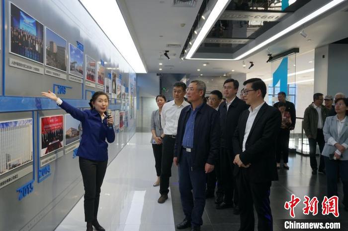 民進(jìn)中央主席蔡達(dá)峰近日率調(diào)研組赴江蘇開展重點(diǎn)考察調(diào)研。圖為在江陰實(shí)地考察雙良集團(tuán)有限公司?！O權(quán) 攝