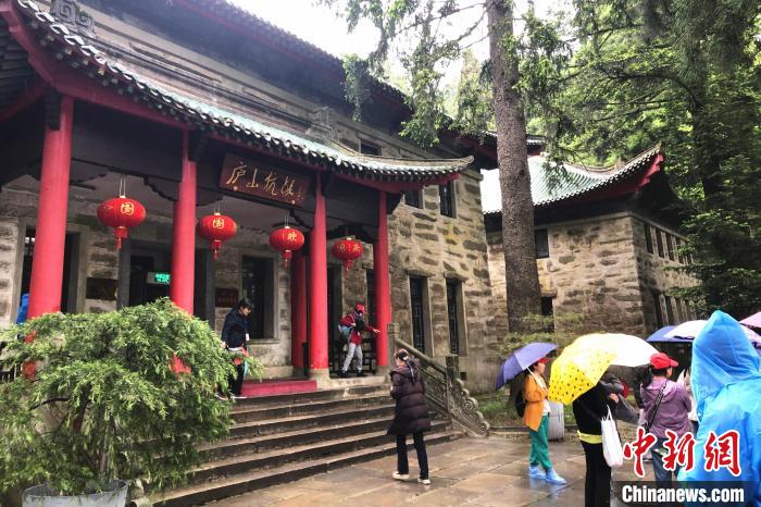 圖為在廬山抗戰(zhàn)博物館外，有不少等待參觀的游客?！蛆i泉 攝