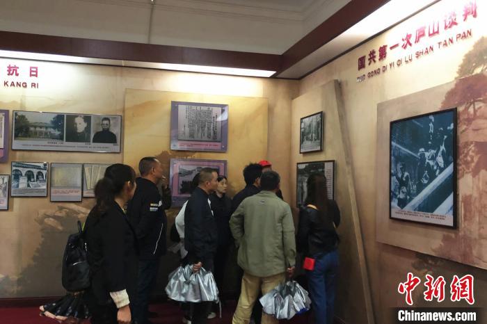 圖為游客在廬山抗戰(zhàn)博物館內(nèi)參觀。　吳鵬泉 攝