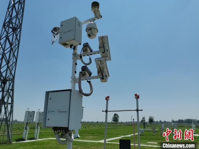 壽縣國(guó)家氣候觀象臺(tái)內(nèi)各種觀測(cè)設(shè)備。　吳然 攝