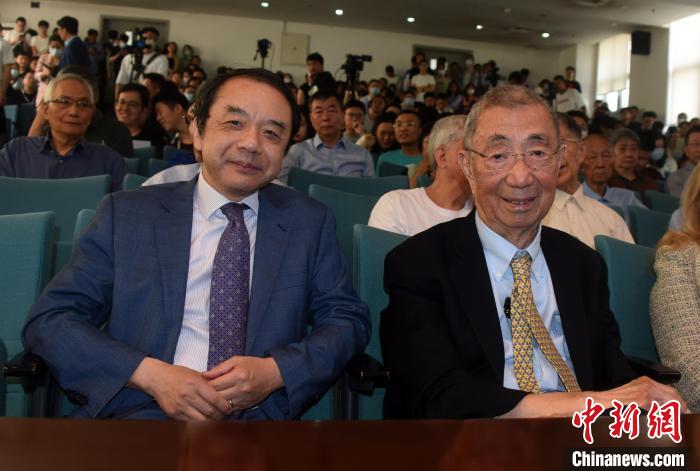 高能論壇開始前，丁肇中先生(右)與主持論壇的中科院高能所所長王貽芳院士合影?！?lt;a target='_blank' href='/'><p  align=