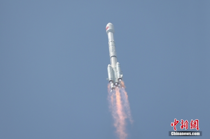 5月17日10時49分，我國在西昌衛(wèi)星發(fā)射中心用長征三號乙運載火箭，成功發(fā)射第五十六顆北斗導航衛(wèi)星。該衛(wèi)星屬地球靜止軌道衛(wèi)星，是我國北斗三號工程的首顆備份衛(wèi)星。入軌并完成在軌測試后，將接入北斗衛(wèi)星導航系統(tǒng)。此次發(fā)射是北斗三號工程高密度組網(wǎng)之后，時隔3年的首發(fā)任務。朱磊 攝