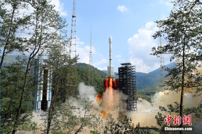 5月17日10時49分，我國在西昌衛(wèi)星發(fā)射中心用長征三號乙運載火箭，成功發(fā)射第五十六顆北斗導航衛(wèi)星。該衛(wèi)星屬地球靜止軌道衛(wèi)星，是我國北斗三號工程的首顆備份衛(wèi)星。入軌并完成在軌測試后，將接入北斗衛(wèi)星導航系統(tǒng)。此次發(fā)射是北斗三號工程高密度組網(wǎng)之后，時隔3年的首發(fā)任務。楊志遠 攝
