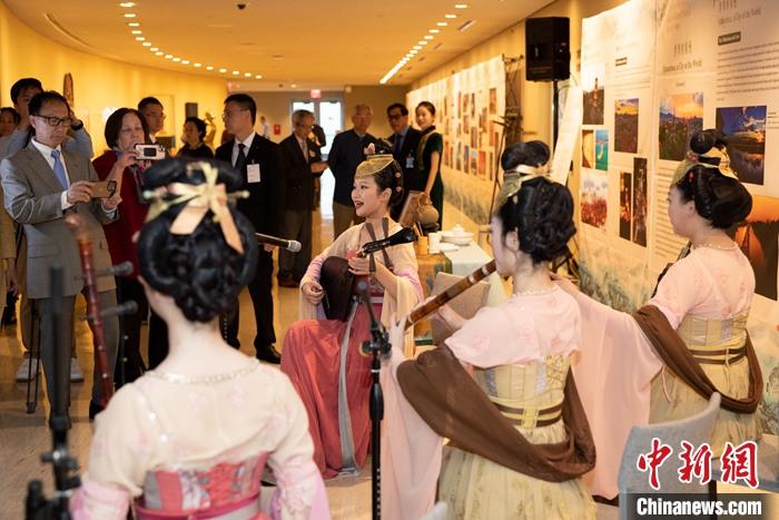 當?shù)貢r間5月19日，中國常駐聯(lián)合國代表團、中國文化和旅游部、泉州市人民政府在紐約聯(lián)合國總部聯(lián)合舉辦“茶和天下·雅集”主題展覽和招待會。圖為展覽現(xiàn)場泉州南音表演。 <a target='_blank' href='/' _fcksavedurl='/'><p  align=