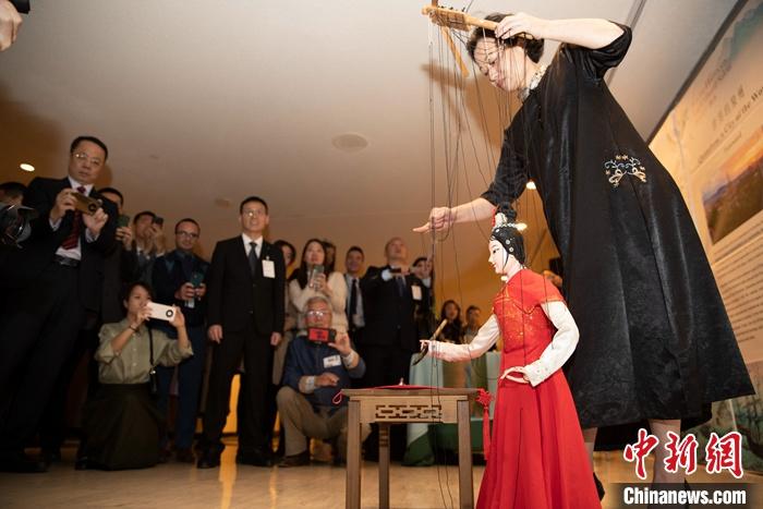 當?shù)貢r間5月19日，中國常駐聯(lián)合國代表團、中國文化和旅游部、泉州市人民政府在紐約聯(lián)合國總部聯(lián)合舉辦“茶和天下·雅集”主題展覽和招待會。圖為展覽表演泉州提線木偶寫書法。 <a target='_blank' href='/' _fcksavedurl='/'><p  align=