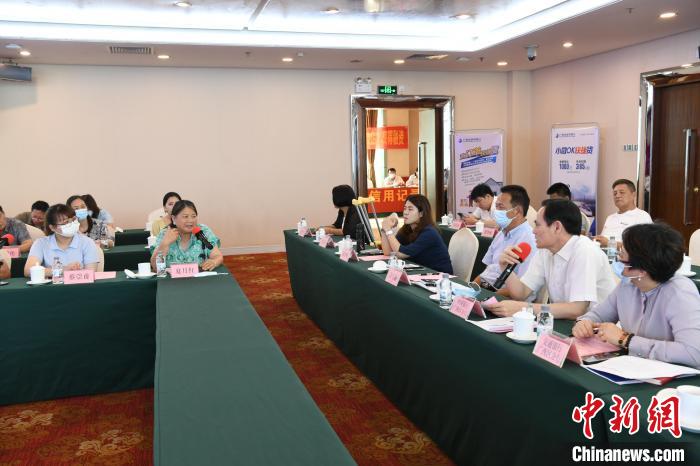 圖為中國銀行廣西分行代表在回應桂林歸義生態(tài)農(nóng)業(yè)有限公司總經(jīng)理夏月紅的貸款需求?！∈Y雪林 攝