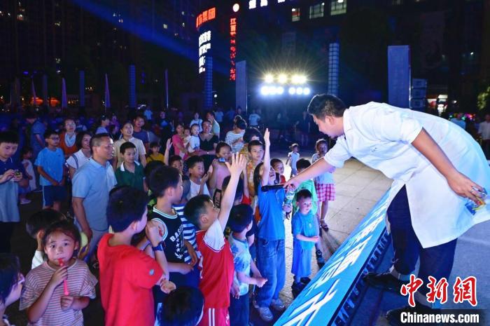 2023年鷹潭市“好奇心”科普節(jié)吸引了不少孩子踴躍參與?！≈鬓k方 供圖