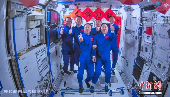 圖為神舟十五號(hào)航天員乘組與神舟十六號(hào)航天員乘組“全家?！?。中國(guó)載人航天工程辦公室 供圖