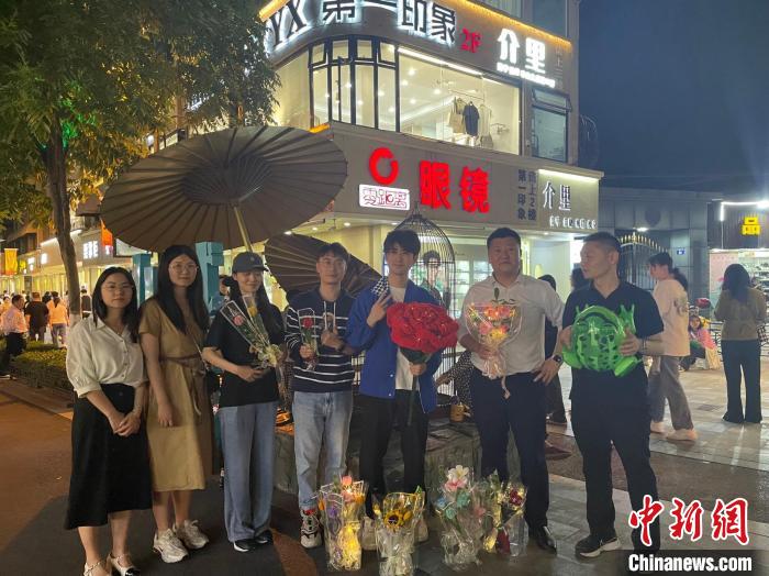 在東陽(yáng)橫店，宣講團(tuán)導(dǎo)師、成員與橫店演員(右三)合影?！?東陽(yáng)市融媒體中心 供圖