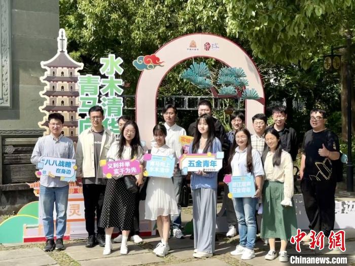 宣講團(tuán)成員在永康市合影?！吴晫?攝