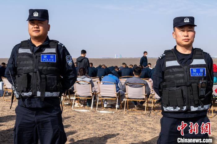 圖為承擔神舟十六號載人飛船安保任務的移民管理警察?！∨ｖ?攝