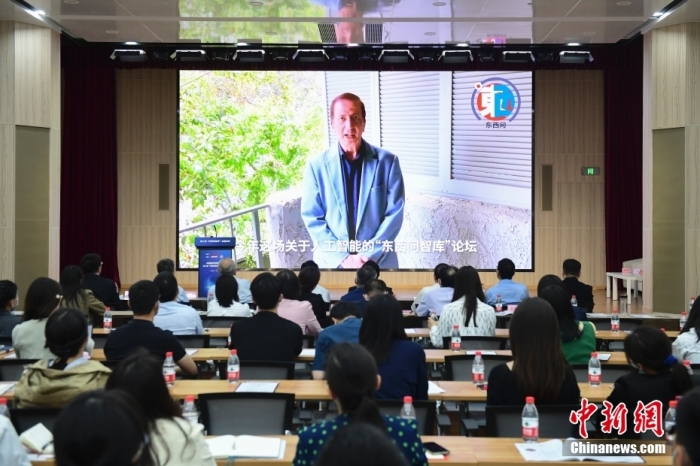 5月30日，<a target='_blank' href='/'>中新社</a>第二屆“東西問智庫”主題論壇在北京舉行，多位中外專家圍繞“AI革命與文明進化”展開討論。圖為美國加州理工學(xué)院電氣工程和計算機科學(xué)教授、人工智能專家亞瑟·阿布-穆斯塔法通過視頻在論壇上作主旨演講。<a target='_blank' href='/'>中新社</a>記者 田雨昊 攝