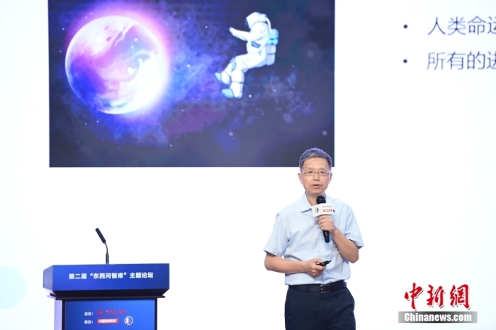 5月30日，<a target='_blank' href='/'>中新社</a>第二屆“東西問智庫”主題論壇在北京舉行，多位中外專家圍繞“AI革命與文明進化”展開討論。圖為北京大學(xué)新聞與傳播學(xué)院教授胡泳在論壇上作主旨演講。<a target='_blank' href='/'>中新社</a>記者 田雨昊 攝