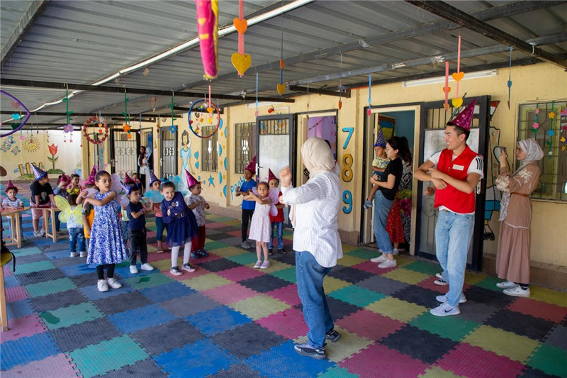 圖為中埃青年志愿者在埃及新開羅幼兒園開展“志愿服務(wù)伴成長，中埃攜手慶六一”活動(dòng)。中建埃及分公司供圖