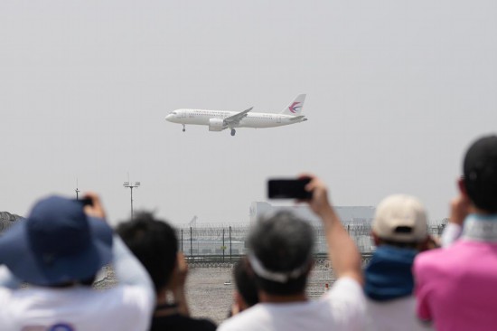 5月28日，C919首個商業(yè)航班東航MU9191飛抵北京首都國際機場。新華社記者鞠煥宗攝