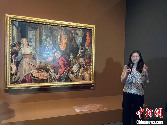當?shù)貢r間6月1日，韓國國立中央博物館講解員在向游客講解畫作?！∪f佳欣 攝