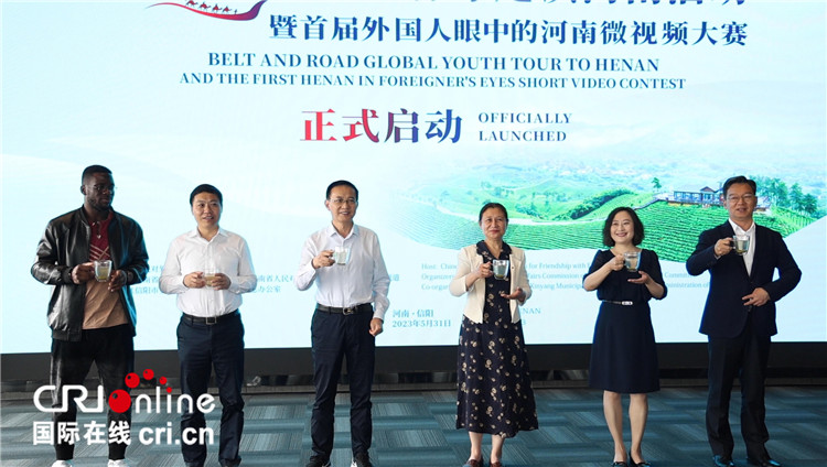 與會(huì)嘉賓共同舉杯啟動(dòng)活動(dòng)。賈親親 攝
