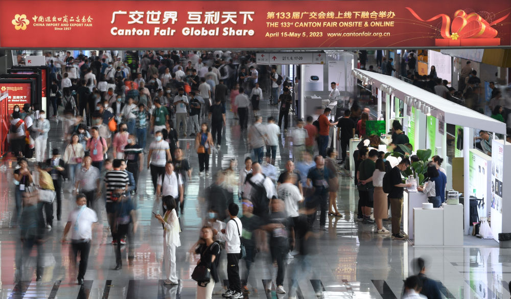 這是4月15日拍攝的廣交會(huì)現(xiàn)場(chǎng)。第133屆中國進(jìn)出口商品交易會(huì)（廣交會(huì)）全面恢復(fù)線下展，吸引220多個(gè)國家和地區(qū)的數(shù)十萬采購商報(bào)名參會(huì)。新華社記者 鄧華 攝