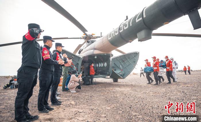 圖為阿拉善邊境管理支隊(duì)民警目送航天員登機(jī)離開。　曠靖 攝