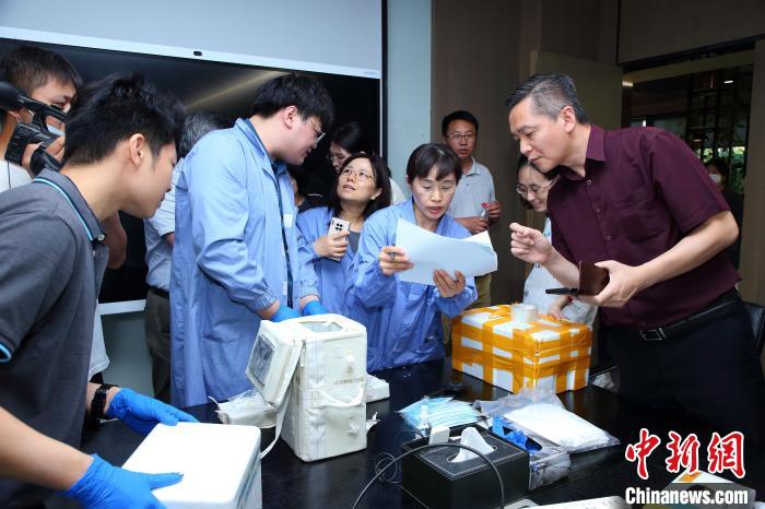 科研人員清點、查看隨神舟十五號返回地面的空間科學(xué)實驗樣品?！≈锌圃嚎臻g應(yīng)用中心 供圖