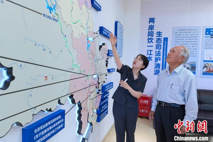 金門同胞參觀金門供水水源生態(tài)司法保護(hù)基地?！O虹 攝