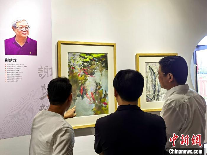 “求同存藝——海峽兩岸藝術(shù)家畫展”展出百余幅兩岸藝術(shù)家畫作?！「毒窜?攝