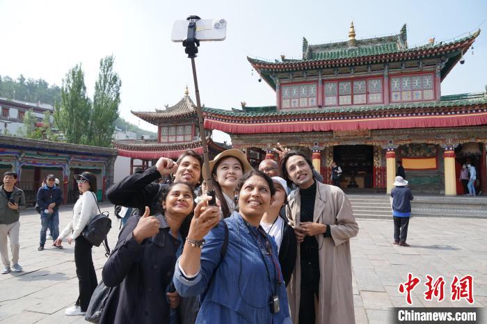 圖為外國(guó)記者在塔爾寺合影。　馬銘言 攝