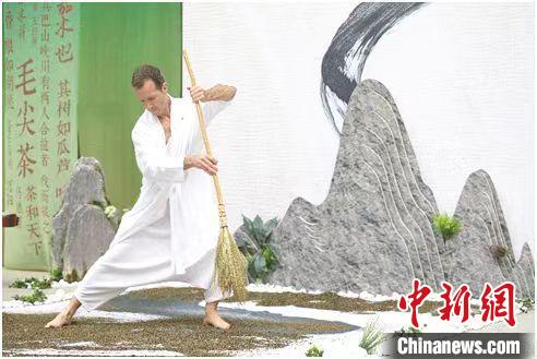 圖為《信陽(yáng)毛尖·茶舞》沉浸式藝術(shù)表演?！⌒抨?yáng)市委宣傳部供圖