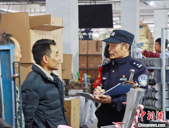 3月30日，大興派出所民警來到轄區(qū)中小企業(yè)，開展“為民為企為項目”走訪活動?！『戏示焦﹫D