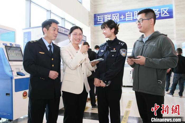 4月10日，安徽合肥，一家運輸企業(yè)負責(zé)人在工作人員的指導(dǎo)下，使用小程序辦理車管業(yè)務(wù)?！『戏示焦﹫D