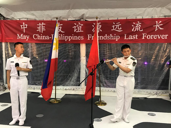 艦上官兵表演歌舞、民樂、武術(shù)等節(jié)目。中國駐菲律賓大使館供圖