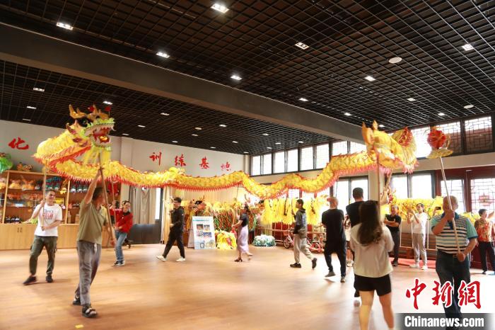 臺(tái)胞臺(tái)屬體驗(yàn)舞龍?！≈芪的裙﹫D