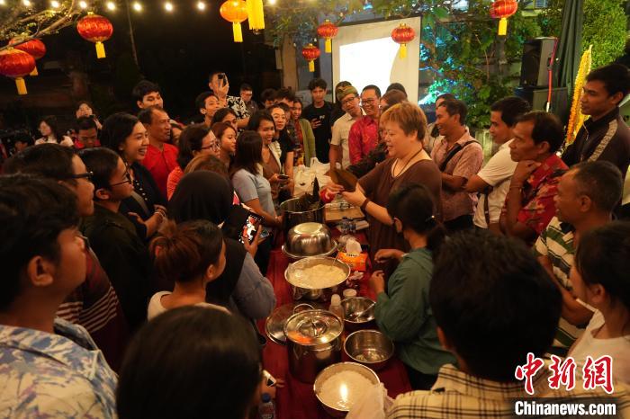現(xiàn)場包粽子教學(xué)。陶暹光攝