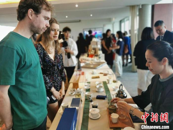 現(xiàn)場觀眾觀看中國展臺茶藝表演、了解茶文化?！【笜?攝