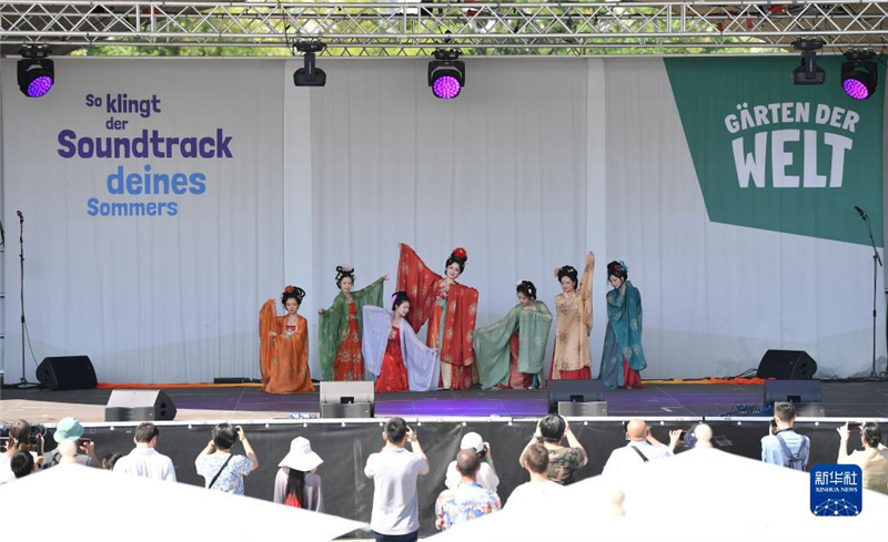 7月8日，在德國柏林世界公園，漢服愛好者進(jìn)行漢服展示。新華社記者 任鵬飛 攝