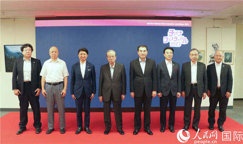 主辦方代表合影。人民網(wǎng) 許可攝