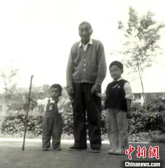 陳望道與幼年的陳曉帆(左)、陳曉帆的哥哥一起合影?！￡悤苑﹫D